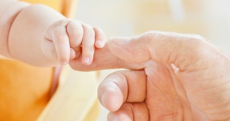 180 000 « bébé box » vont être offertes aux jeunes parents, pour faire passer des messages de prévention