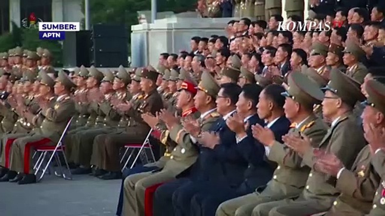 Kim Jong Un Tonton Unjuk Kekuatan Tentara Korea Utara