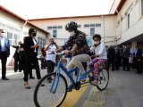 Görme engelli öğrencilerin bisiklet keyfi