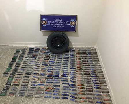 SURİYE'DEN GELEN OTOMOBİLDE 290 BIÇAK İLE 40 MUŞTA ELE GEÇİRİLDİ