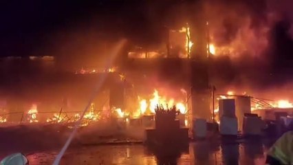 Télécharger la video: Aumenta a 46 el número de muertos en el voraz incendio en un edificio de 13 plantas en Taiwán