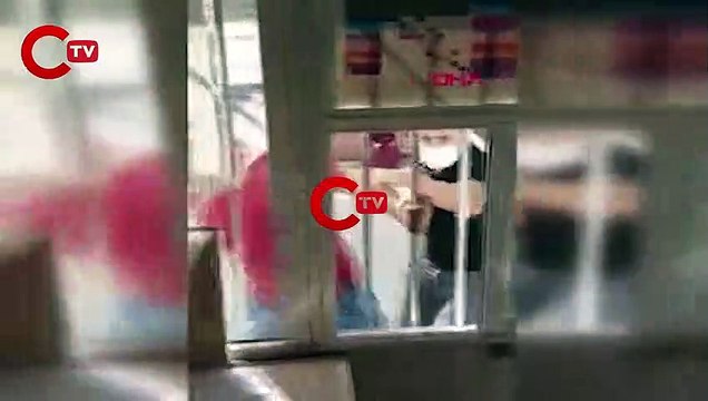 Doktorla tartışıp, kapı ve pencereleri yumruklayan 2 kuzen serbest