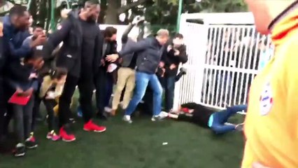 Le garde du corps de Macron dégage un jeune qui veut célébrer le but du Président