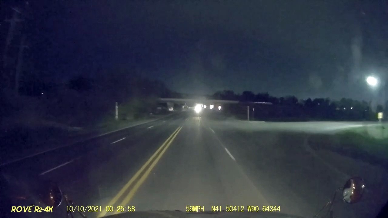 Truck Driver Avoids Dangerous Oncoming Traffic