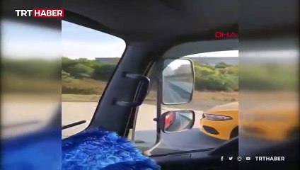 Kaldırımdan giden taksici, yayadan yol istedi