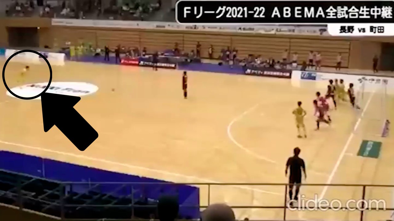 Llega el fútbol sala y mejora la belleza Panenka del fútbol: de locos este golazo desde su casa