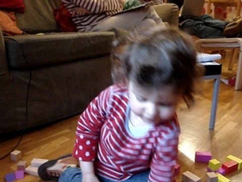 Juju joue aux cubes en chantant