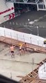 Ces ouvriers passent un très bon moment sur un chantier !