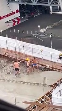 Ces ouvriers passent un très bon moment sur un chantier !