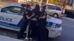 Ces 2 policières ont beaucoup de mal à arrêter un jeune homme dans la rue (Montréal)