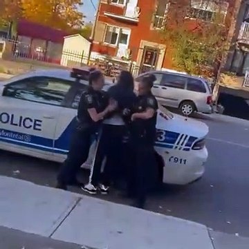 Ces 2 policières ont beaucoup de mal à arrêter un jeune homme dans la rue (Montréal)