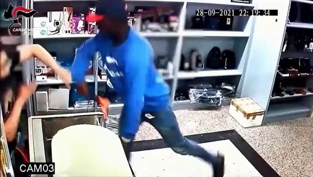 Braquer une boutique avec une raquette électrique !