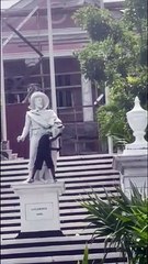 Un homme détruit une statue de Christophe Colomb à la masse en pleine journée (Bahamas)