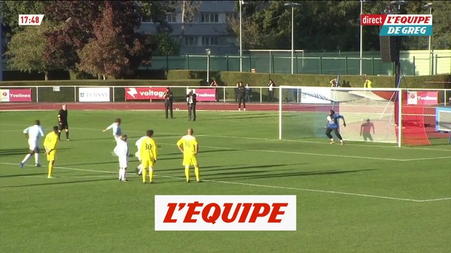 Macron marque un pénalty - Foot - Variétés Club de France