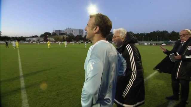 J’ai fait au maximum : Emmanuel Macron sort du terrain sous les applaudissements