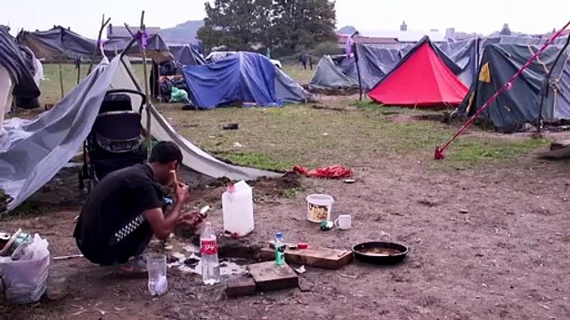 Мигранты живут в самодельных палатках на границе