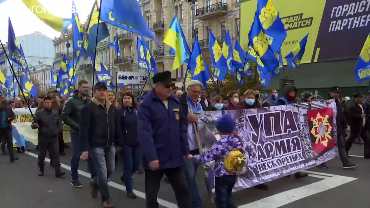 Több ezren vonultak Kijev utcáin Ukrajna védőinek napján