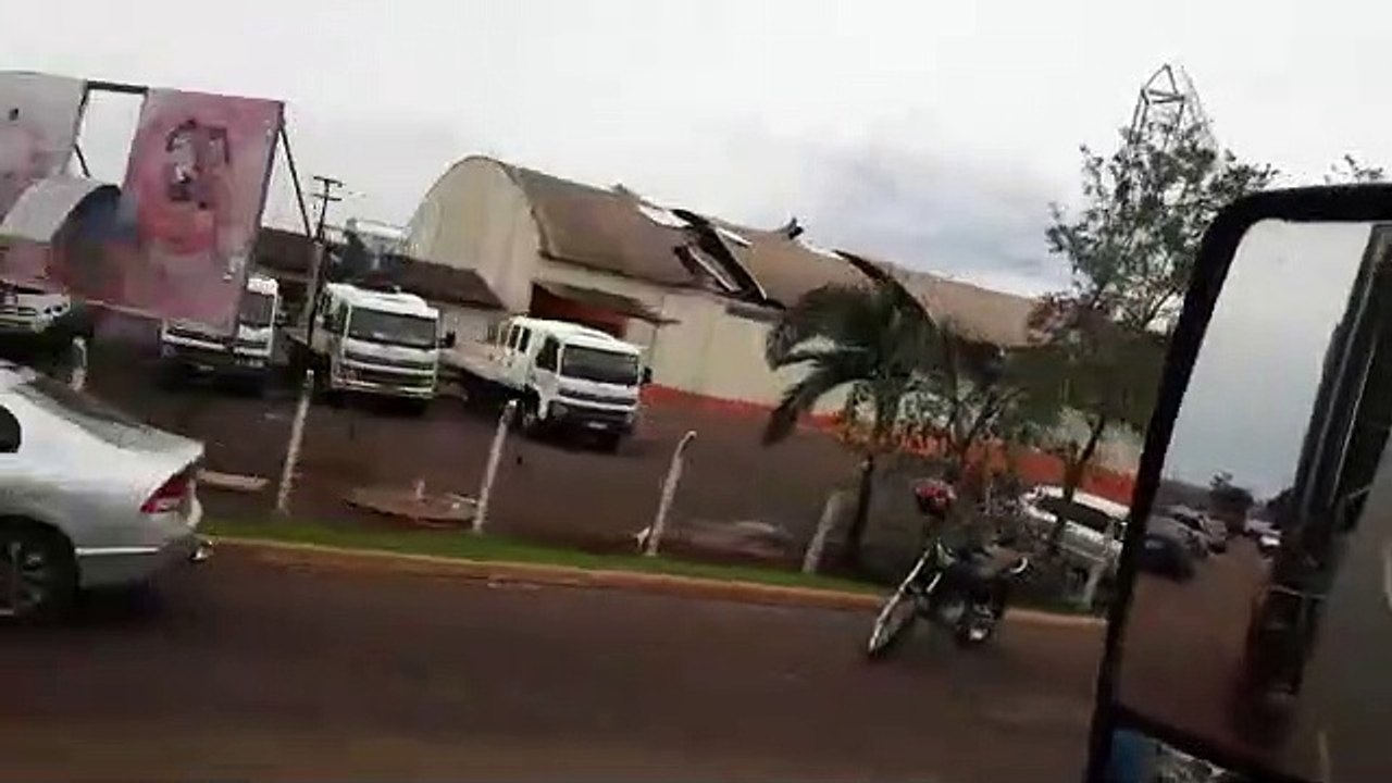 Vendaval destrói estrutura da cooperativa Copacol, em Jesuítas