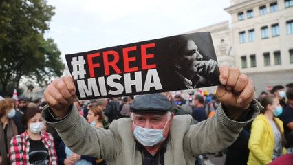 Miles de opositores exigen en Tiflis la libertad del expresidente Saakashvili