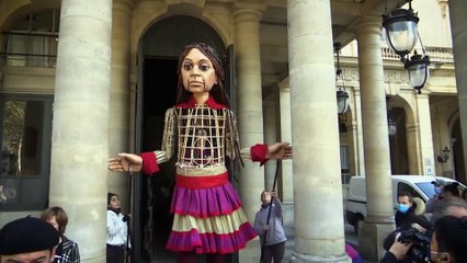 شاهد: الدمية العملاقة أمل تتجول في حدائق القصر الملكي بباريس