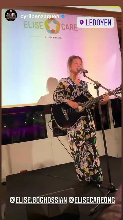 La chanteuse Selah Sue a interprété ses tubes sur la scène du Pavillon Ledoyen à Paris, lors du dîner de gala de l'ONG "Elisecare".