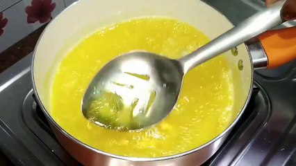 बाज़ार बंद है जलेबी खाने का मन कर रहा है -घर में बनाएँ हलवाई जैसी जलेबी ।