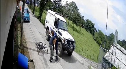 ext- Cámara grabó aparente abuso policial contra joven en bicicleta-141021
