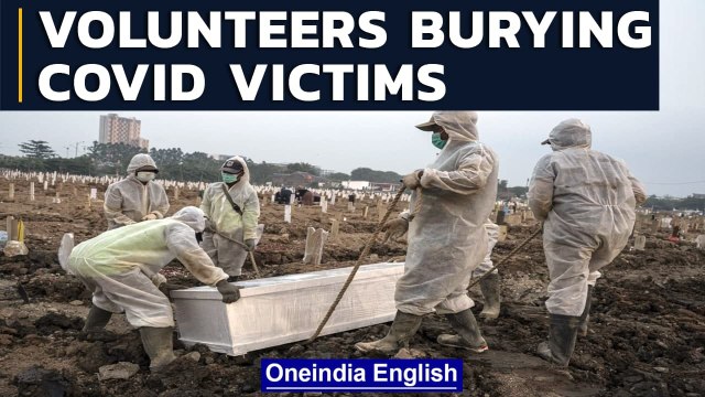 Indonesian volunteers help to bury COVID victims | Coronavirus Pandemic | OneIndia News