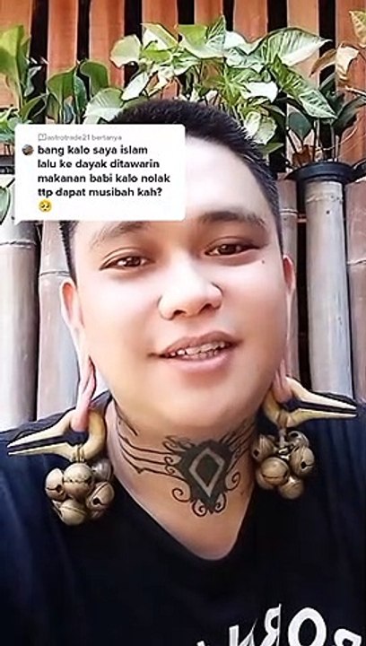 the customs of the Kalimantan Dayak tribe in the rules when they offer food to people