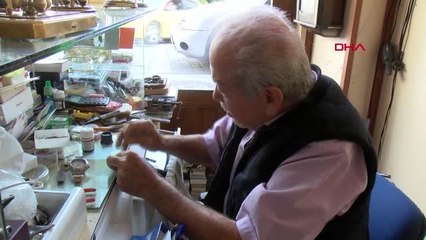 YARIM ASIRDIR 15 METREKARE DÜKKANINDA SAAT TAMİRİ YAPIYOR