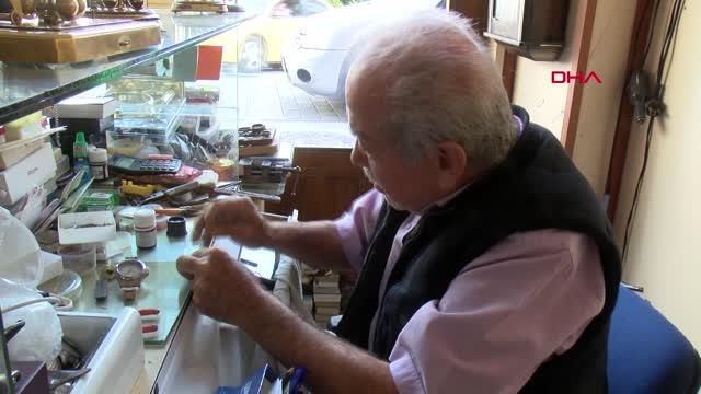 YARIM ASIRDIR 15 METREKARE DÜKKANINDA SAAT TAMİRİ YAPIYOR
