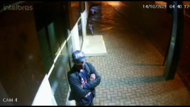 Câmeras registram ação de indivíduo que quebrou fechadura de estabelecimento