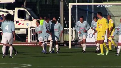 Macron joue avec le Variétés et marque : son penalty en vidéo