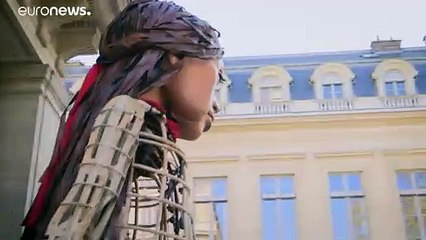 "Pequena Amal" chega a Paris, durante viagem pelos refugiados