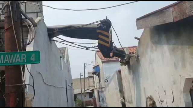 <i> Crane </i> Jatuh di Depok, Satu Rumah Warga Hancur