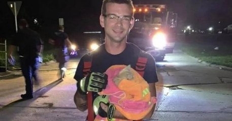 Ce pompier a adopté un chaton qu'il a sauvé alors qu'il était bloqué dans un égout