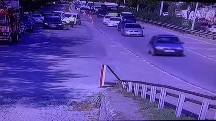 Sürücüsü uygulamadan kaçan otomobilin sürüklediği polis yaralandı