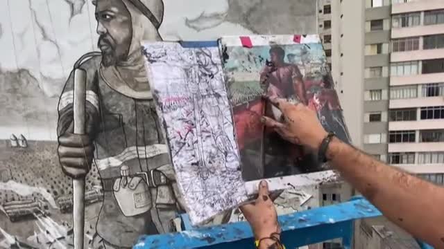 Un artista brasileño pinta en Sao Paulo un mural con cenizas de los incendios del Amazonas