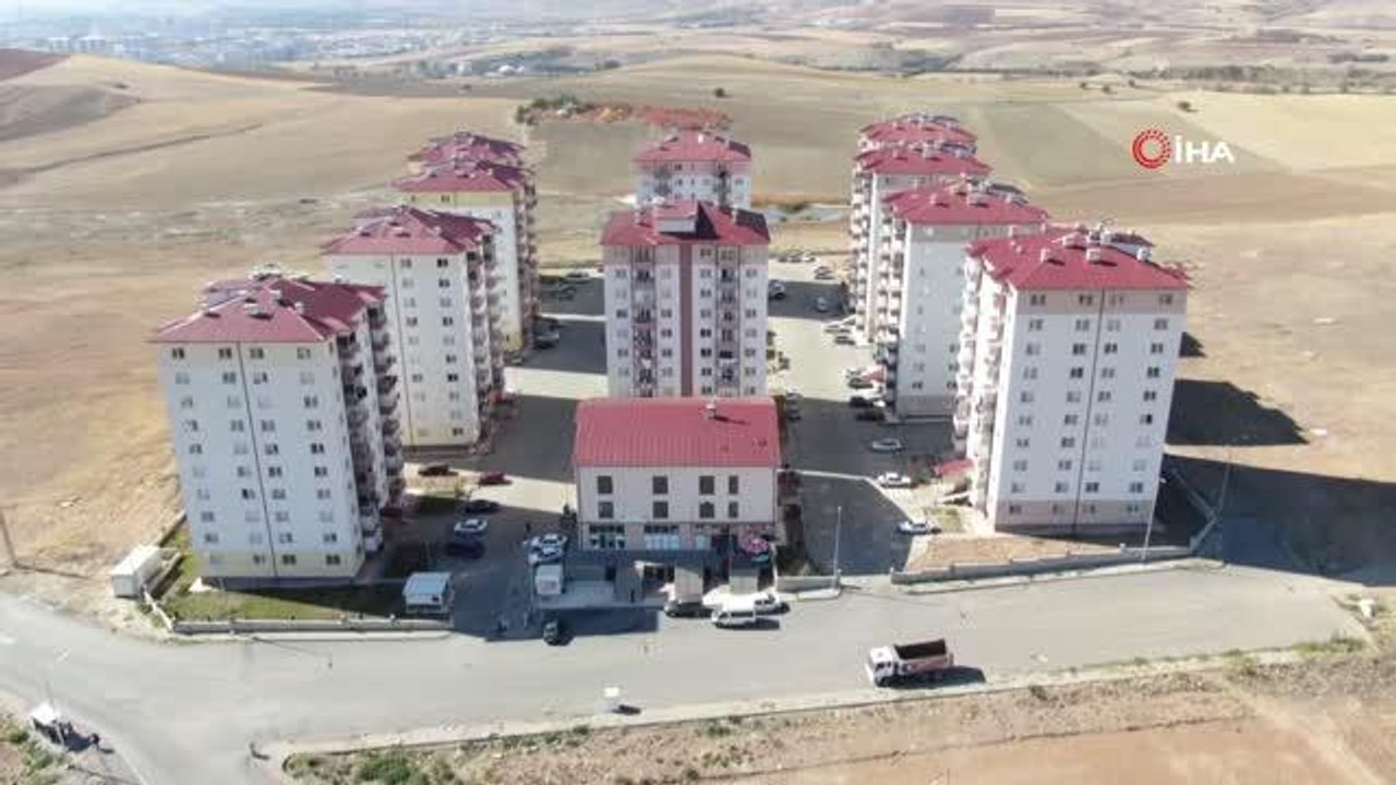 Cemaat, caminin camiye benzemesi için minare istiyor