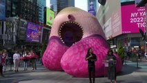 Una artista neoyorquina presenta una llamativa obra realizada con más de 350.000 uñas acrílicas