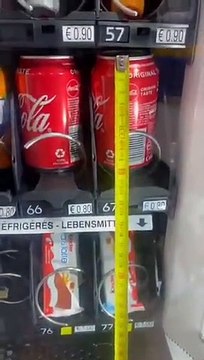 Un homme arrive à voler une canette d'un distributeur avec un mètre ruban !