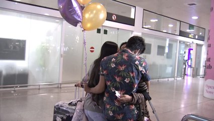 De nuevo, abrazos y lágrimas en los aeropuertos