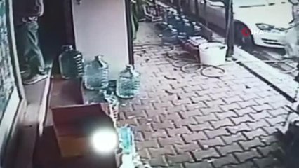 Esenyurt'ta kadın hırsızlar yakalanınca soyunma numarası yapıp kaçtı