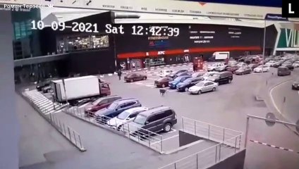 عاوز يعمل شوبينج.. خنزير برى يحاول اقتحام متجر فى سانت بطرسبرج