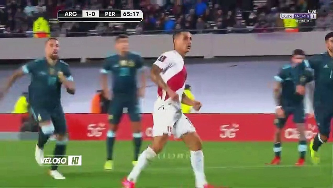El momento en que Yotun es “descansado” por Romero y Otamendi, tras fallar el penal ante Dibu
