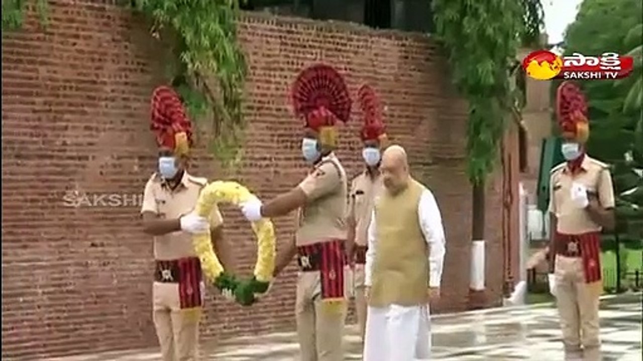 వీర సావర్కర్‌‍కు నివాళులు అర్పించిన అమిత్‌‍షా