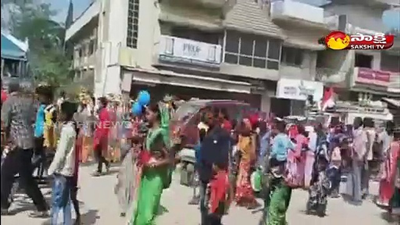 దసరా ఊరేగింపులో భక్తులపైకి దూసుకెళ్లిన కారు