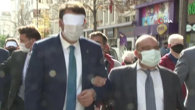 Protokol üyeleri ama oldu: Gözlerini kapatıp şehrin işlek caddelerinde yürüdüler