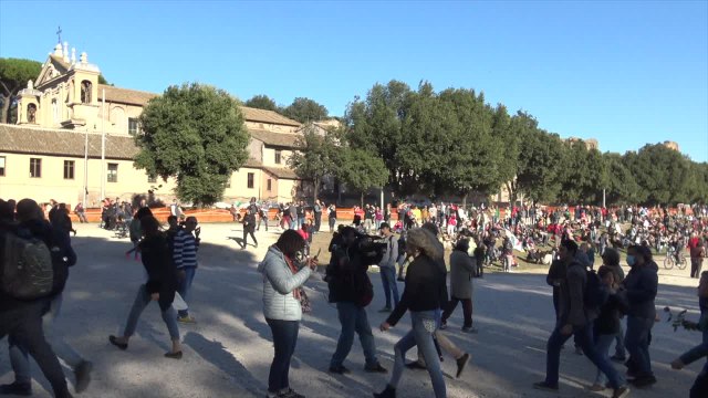 No Green pass, a Roma da manifestanti donne rose a agenti