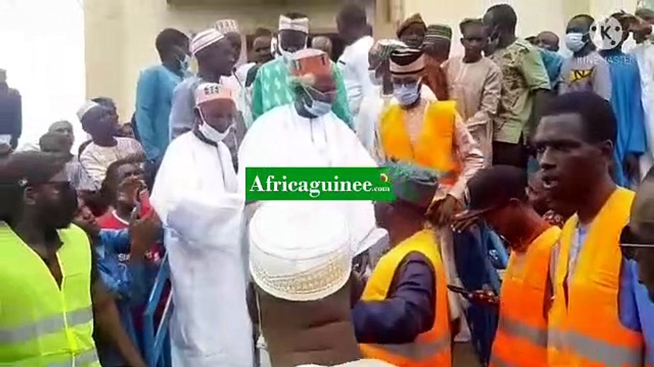 Des sages prient à la mosquée de Bambéto
